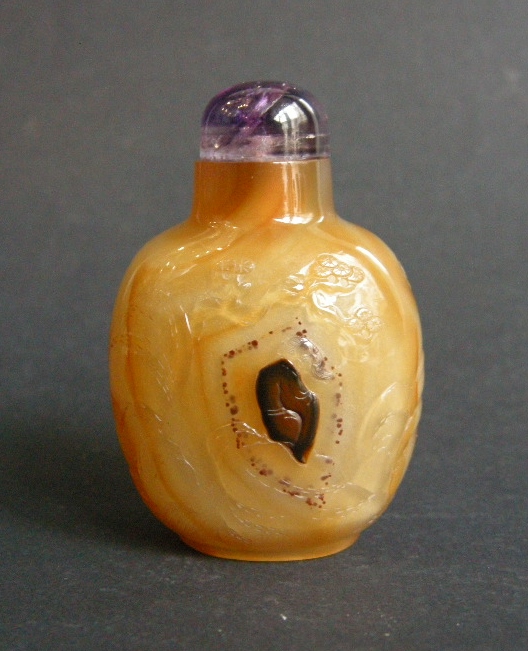 Snuff Bottle agate very good hollowed  sculpted on a face a figure probably a scholar and other face with poem caligraphy 
Mark of Hall under the foot  (pour la salle de la conduite constante) - Circa 20th century -